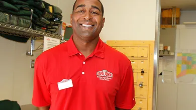 Former NFL Star Cris Carter Delivers Papa John's Pizza In Phoenix, Arizona