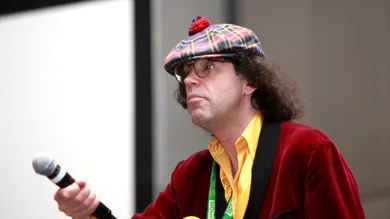 nike-sb-dunk-low-nardwuar-sneaker-news