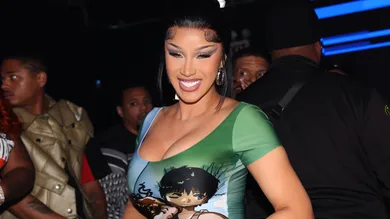 cardi-b-sells-copies-of-album-on-nyc-streets-hip-hop-news