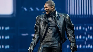 Usher Kick Female Fan Off Stage Awkward Serenade