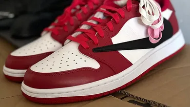 travis-scott-air-jordan-1-low-og-chicago-1