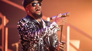 https://www.gettyimages.ca/detail/news-photo/singer-r-kelly-performs-in-concert-during-the-12-nights-of-news-photo/630168100