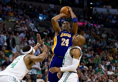 Los Angeles Kobe Bryant (C) gets a shot