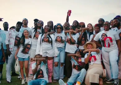 quaov hold me music video