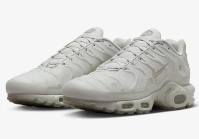 A-COLD-WALL-Nike-Air-Max-Plus-Platinum-Tint-FD7855-002-4