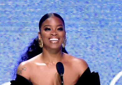 Ari Lennox Helmet Concert Bottle Throw Hip Hop News