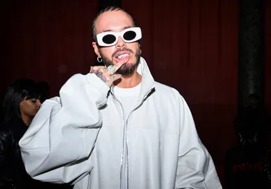 FASHION-FRANCE-WOMEN-VETEMENTS-FRONT ROW