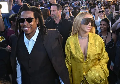 JAY-Z And Beyonce Look Thrilled As The Isley Brothers Serenade Them At Fanatics Event
