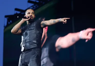 drake-turns-up-with-italy-crowd-hip-hop-news
