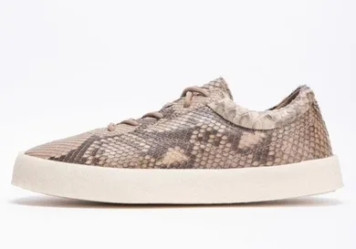 Image Via <a href='https://www.sivasdescalzo.com/en/search?q=yeezy' rel="nofollow noopener" target='_blank'>Sivasdescalzo</a>