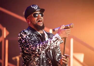 https://www.gettyimages.ca/detail/news-photo/singer-r-kelly-performs-in-concert-during-the-12-nights-of-news-photo/630168100