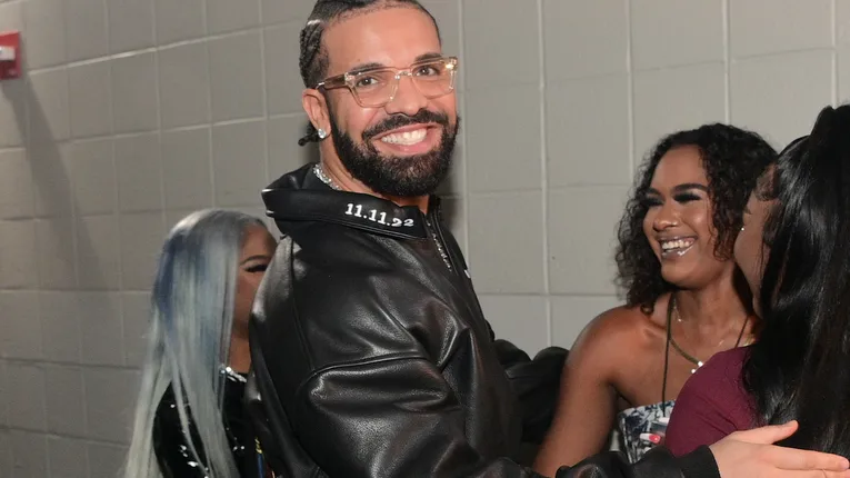 Drake Surprises Fans Waiting To Get Wristbands For His Show