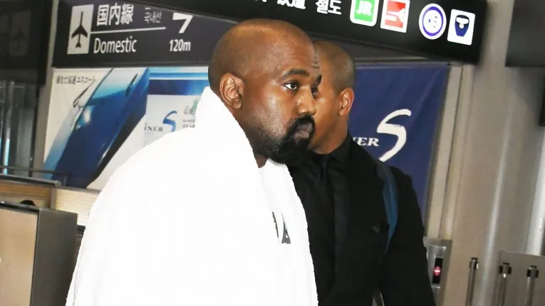 Kanye West Greets A Big Group Of Trump Supporters Cheering Him On In ...