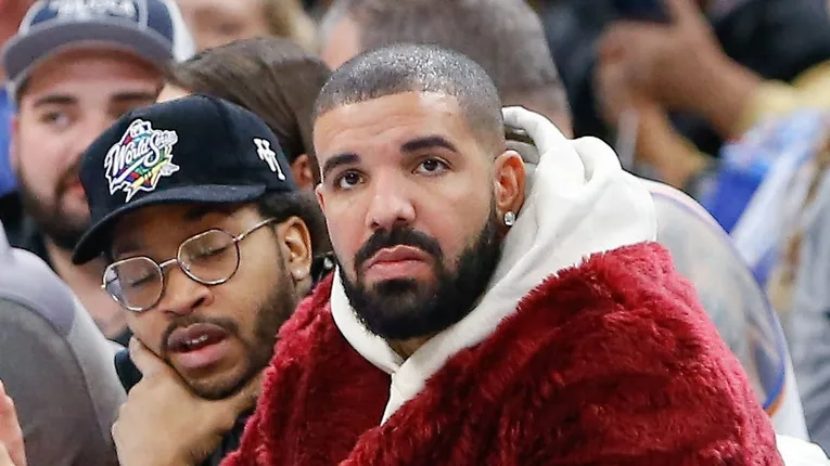 Drake Looks Unbothered In New Selfie Despite Kendrick Lamar Fans ...