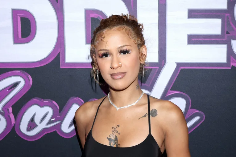 Ahna Mac Alleges Stunna Girl Sent A Group Of Men To Rob Her