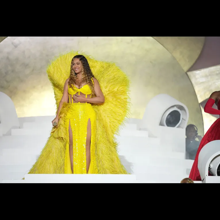 Beyoncé Stops Blue Ivy From Dancing In Cute Dubai Performance Clips