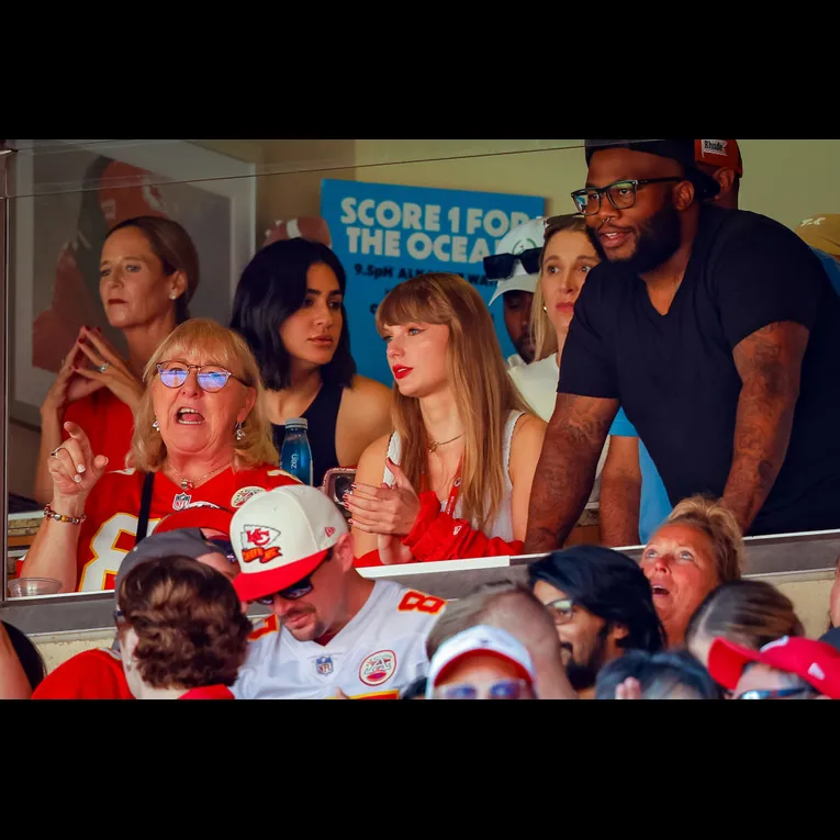 Range Rover Arrowhead Travis Kelce Sleeps Over Taylor Swift's Apartment Before Chiefs' Game