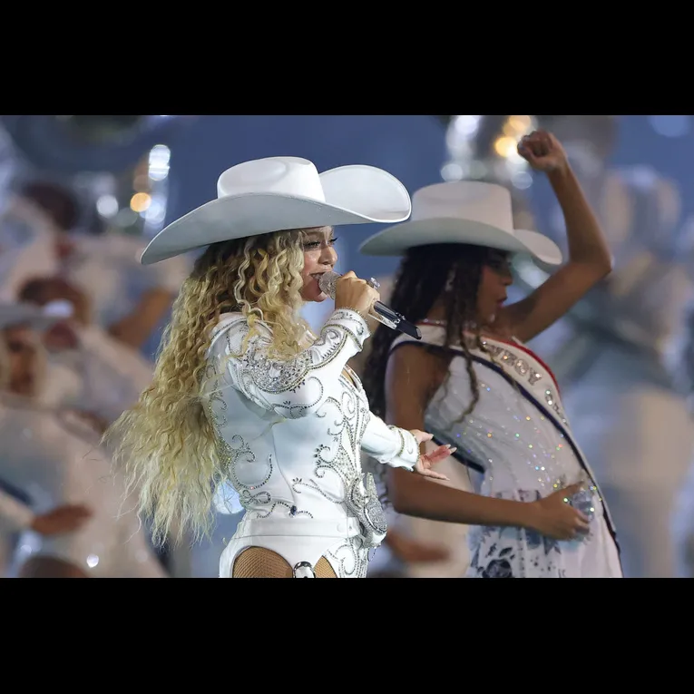 Beyoncé Fans Get Into A Messy And Unnecessary Brawl After Night One Of ...