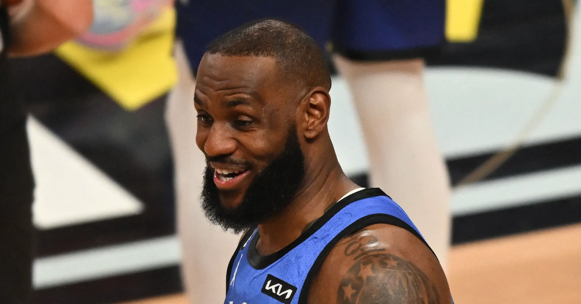 LeBron James Greets Kobe Bryant's Daughters At NBA AllStar Game(02)