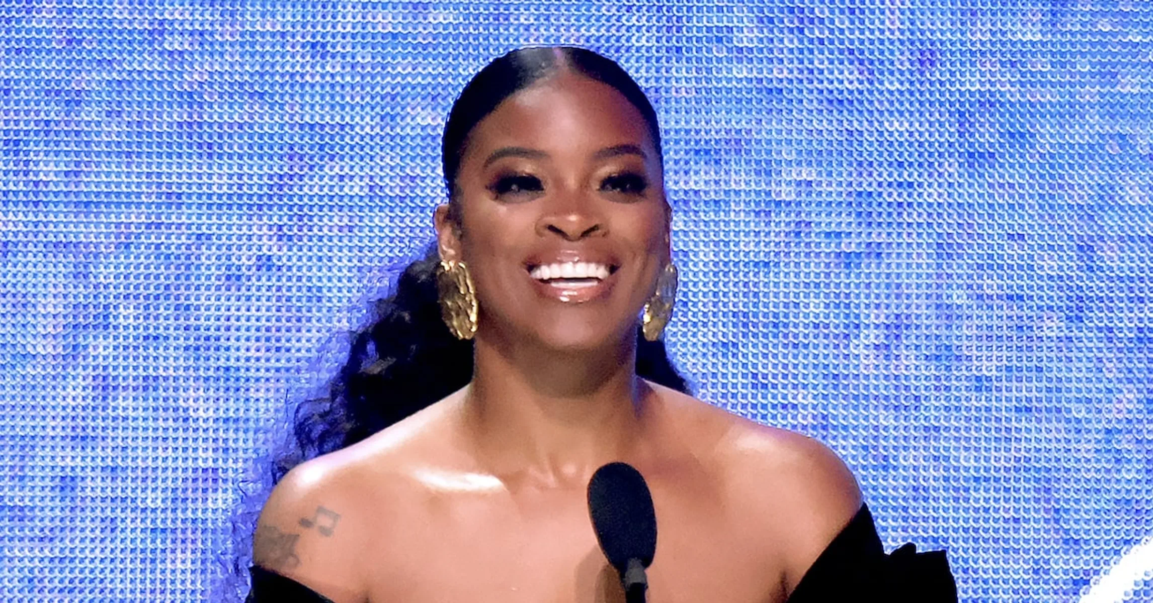 Ari Lennox Dons A Helmet At Her Show After BottleThrowing Incident(02)
