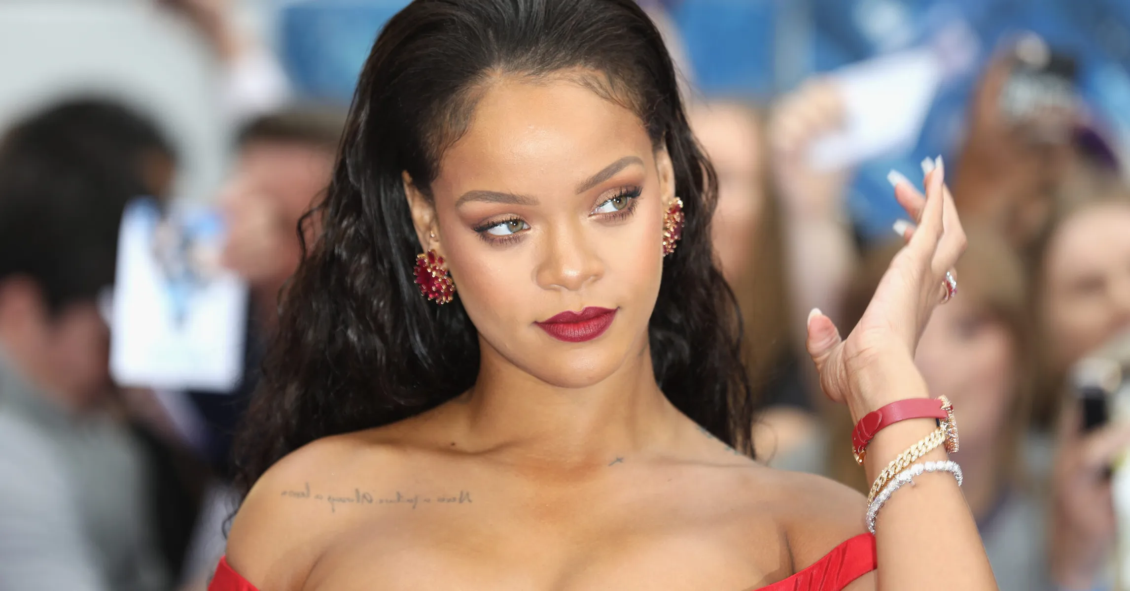 蕾哈娜 (Rihanna) 演绎水钻牛仔造型登上《Vogue》中国版封面