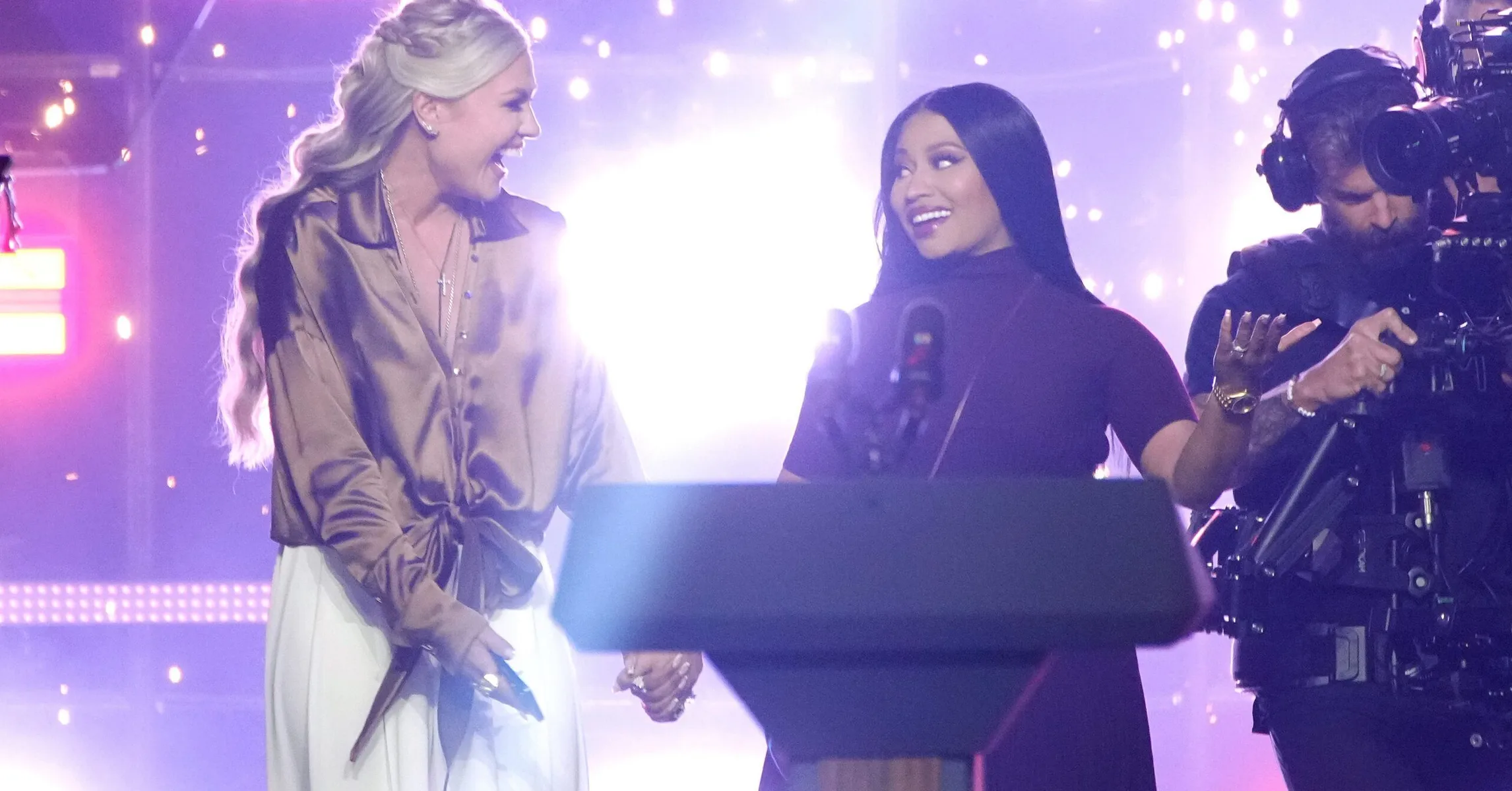 Image for Donald Trump's Advisor Calls Out Ted Cruz For "Creepy" Nicki Minaj Interaction