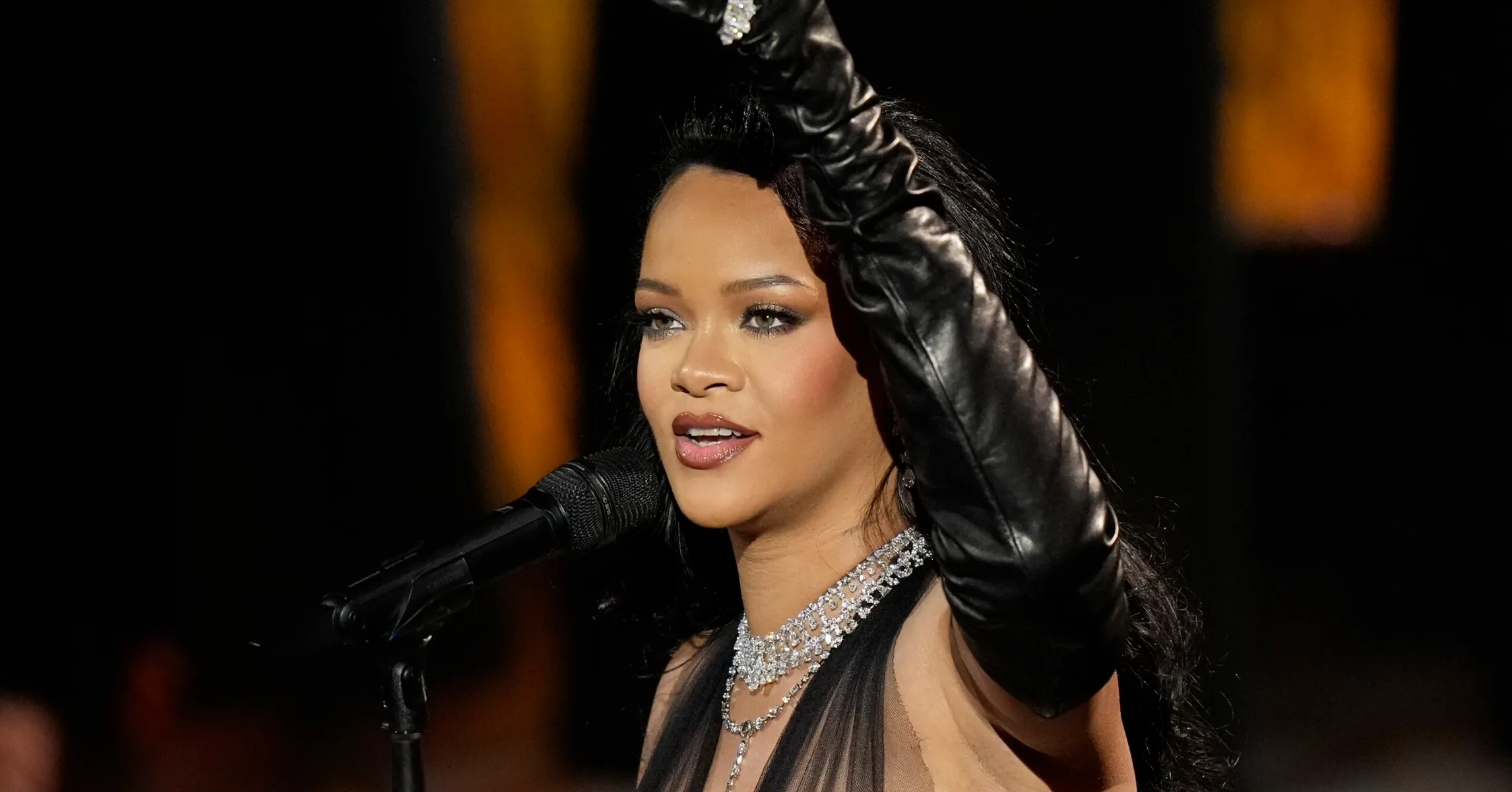 Rihanna lên tiếng ủng hộ chuyến lưu diễn sắp tới của A$AP Rocky sau khi Drake công kích anh.