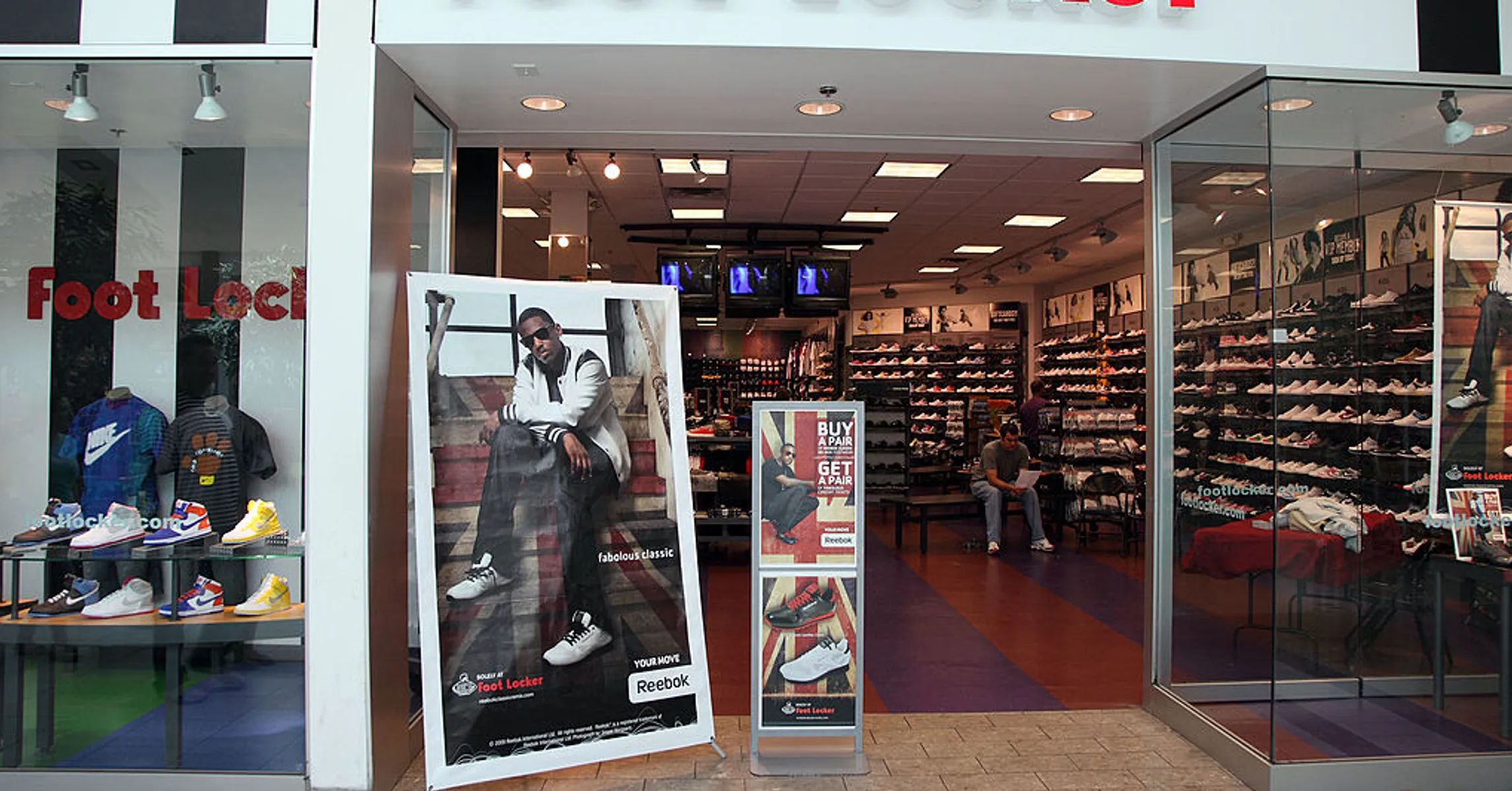Group Of Theives Break Down The Doors Of A Brooklyn Foot Locker During