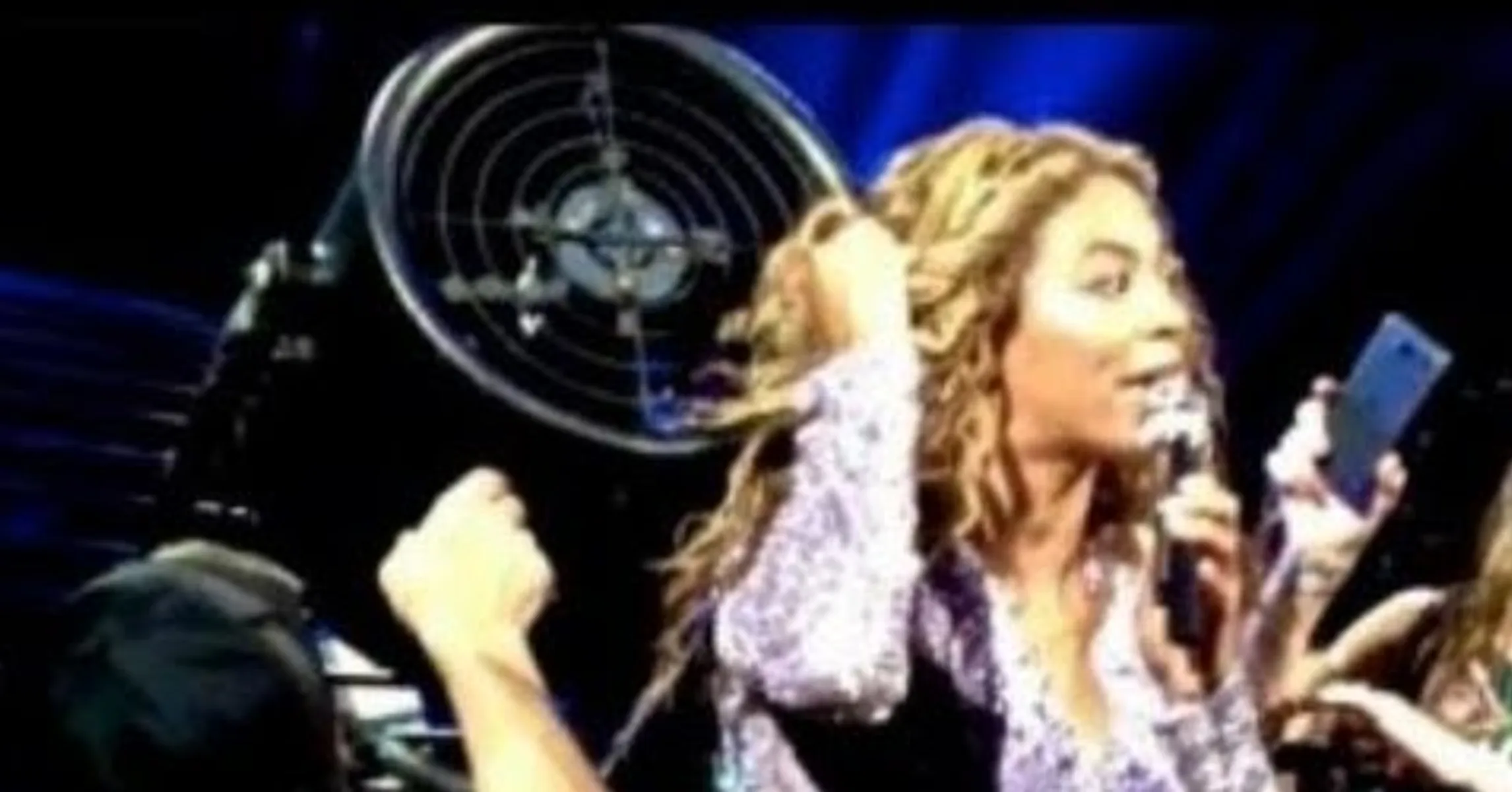 Beyonce Gets Her Hair Caught In A Fan Mid-Concert