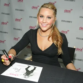 Amanda Bynes Autograph Signing For dear Clothing Line At Steve and Barry's Store - Chicago