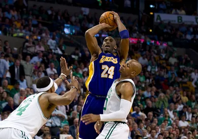 Los Angeles Kobe Bryant (C) gets a shot