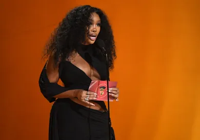 SZA Shakes Her Booty In A Nike Onesie