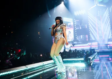 Nicki Minaj Shows Off Her Flexibility With An On-Stage Split During