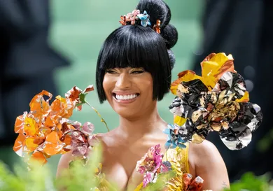 Nicki Minaj's Security Clash With Paris Paparazzi