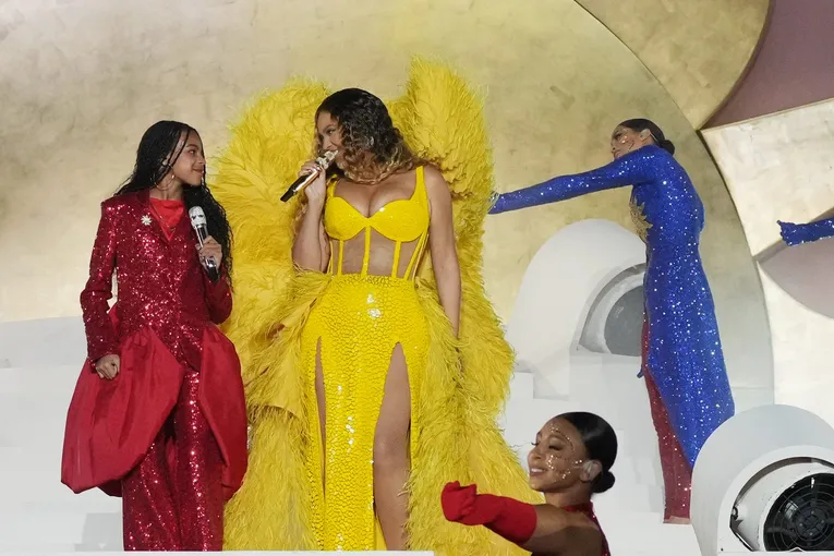 Beyonce Brings Blue Ivy To Dance On Stage During