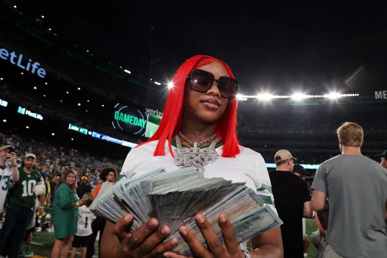 Foxy Red Rapper Sexyy Red Tells Theo Von About The Watch Drake Bought Her
