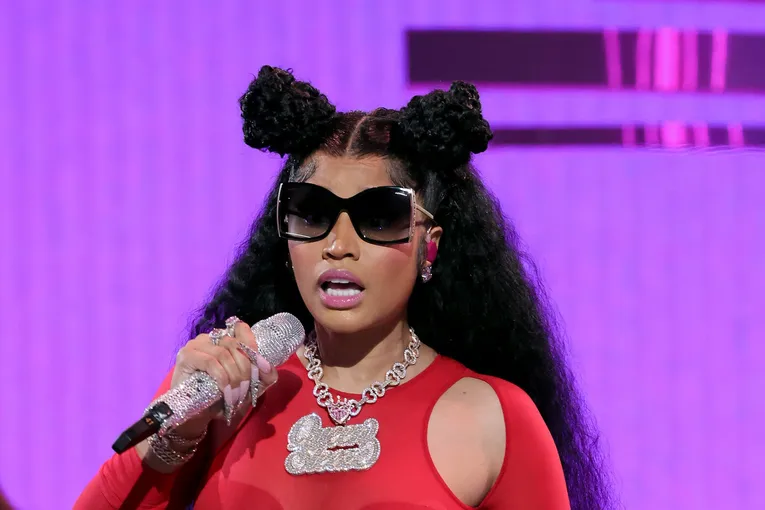 Nicki Minaj Hurls Object Into Crowd During Show, Sparking Cardi B(02)