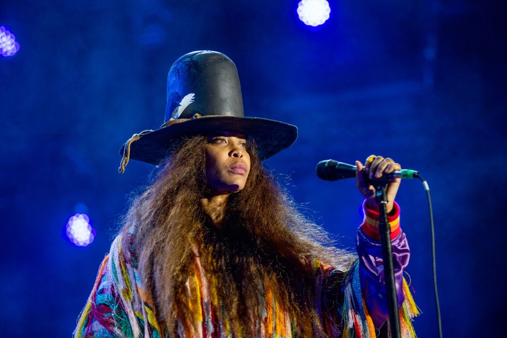 Erykah Badu Calls Out Fans Leaving Show Early "I'm Singing!"