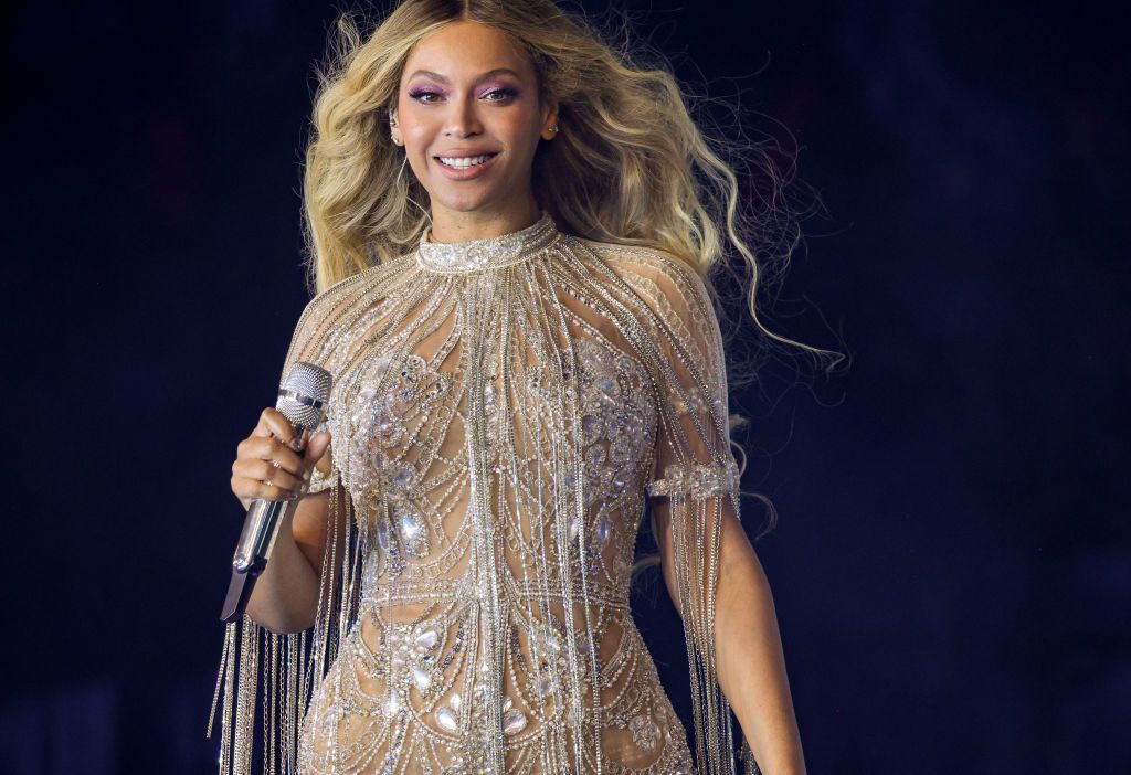 Beyonce Turns Heads In Eye-Catching Black And Silver Dress Beyonce Turns Heads In Eye-Catching Black And Silver Dress