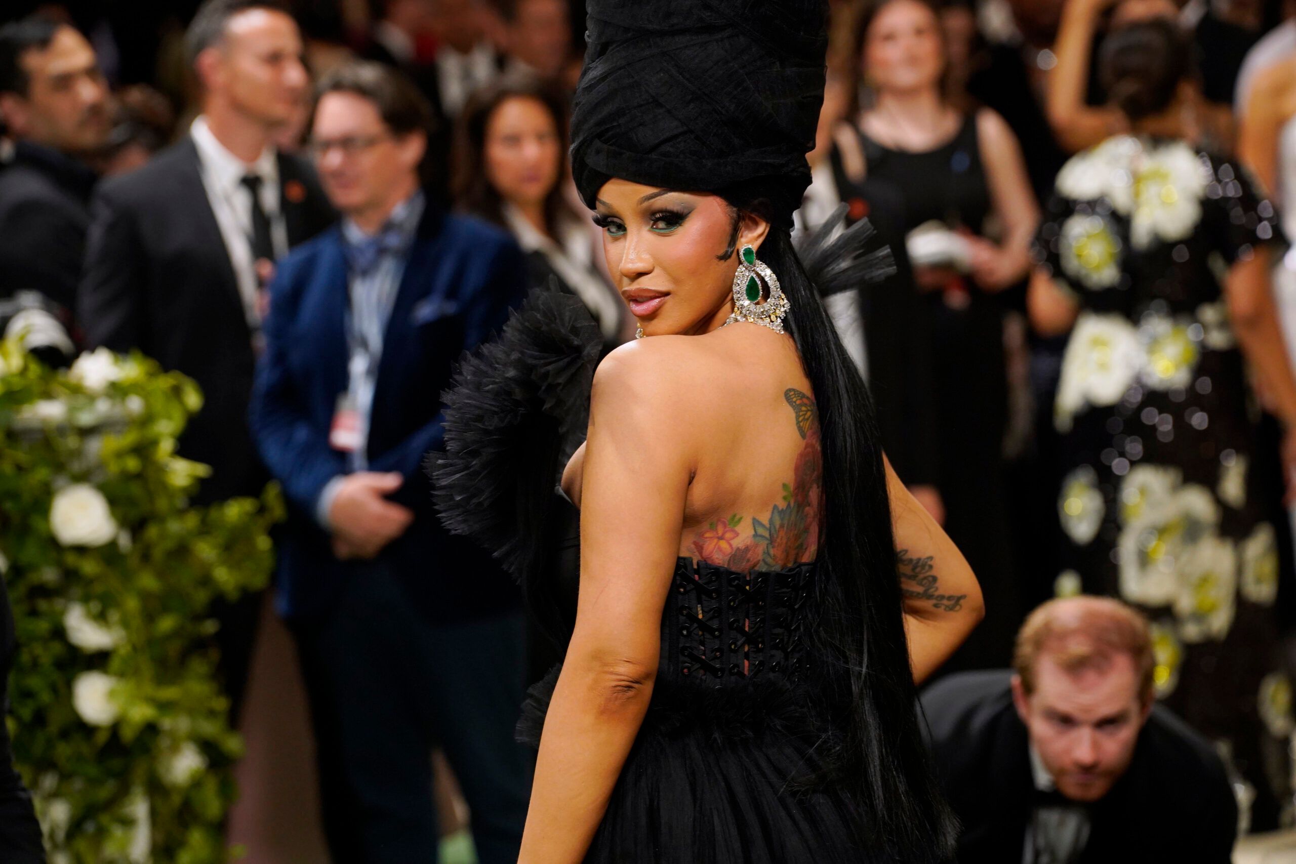 Cardi B Hits The Met Gala With Nine People To Help Her With Massive Dress Cardi B Hits The Met Gala With Nine People To Help Her With Massive Dress