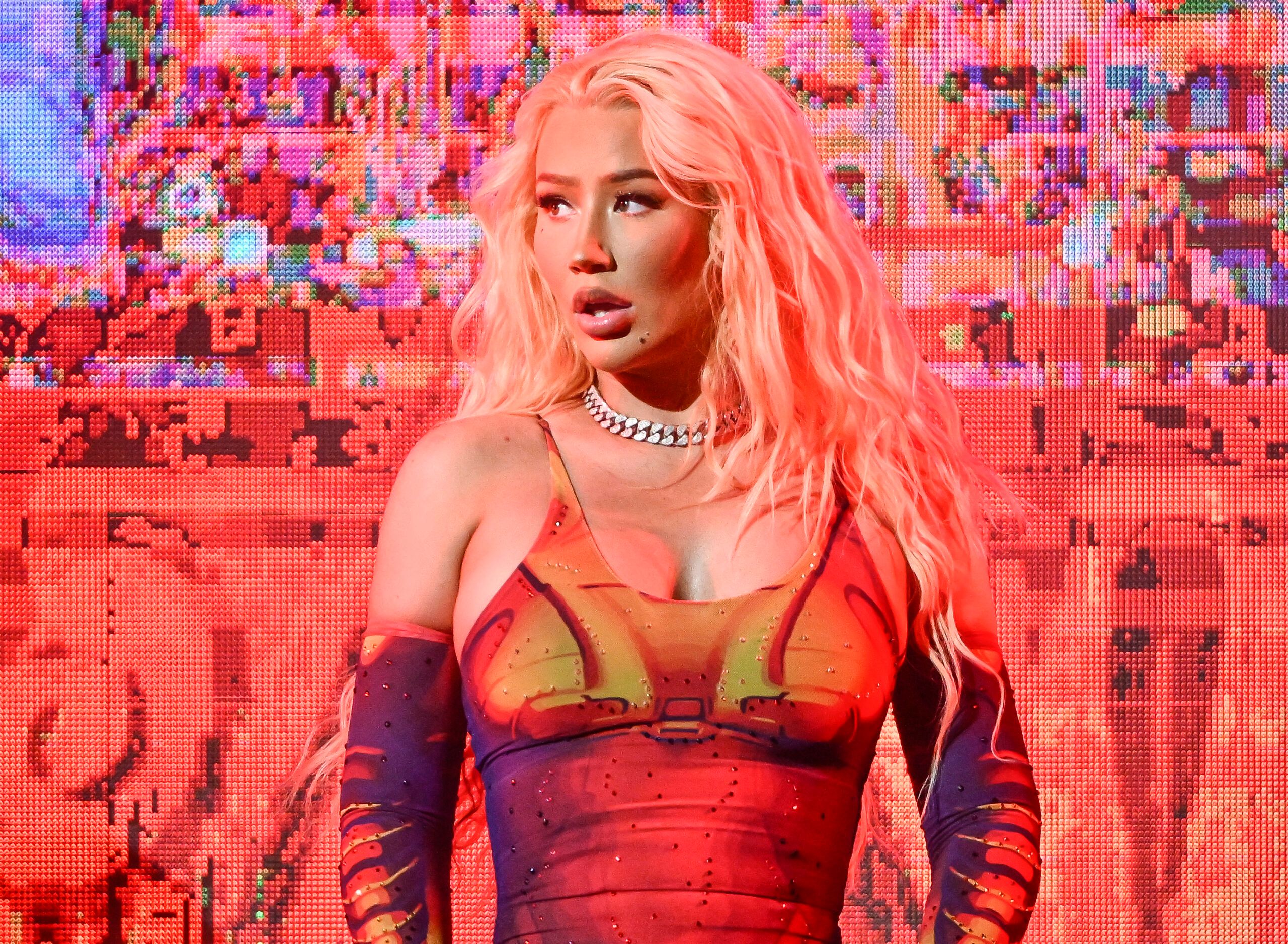 Iggy Azalea Crypto War Continues As She Clowns Hulk Hogan By Using Her Body  Against Him