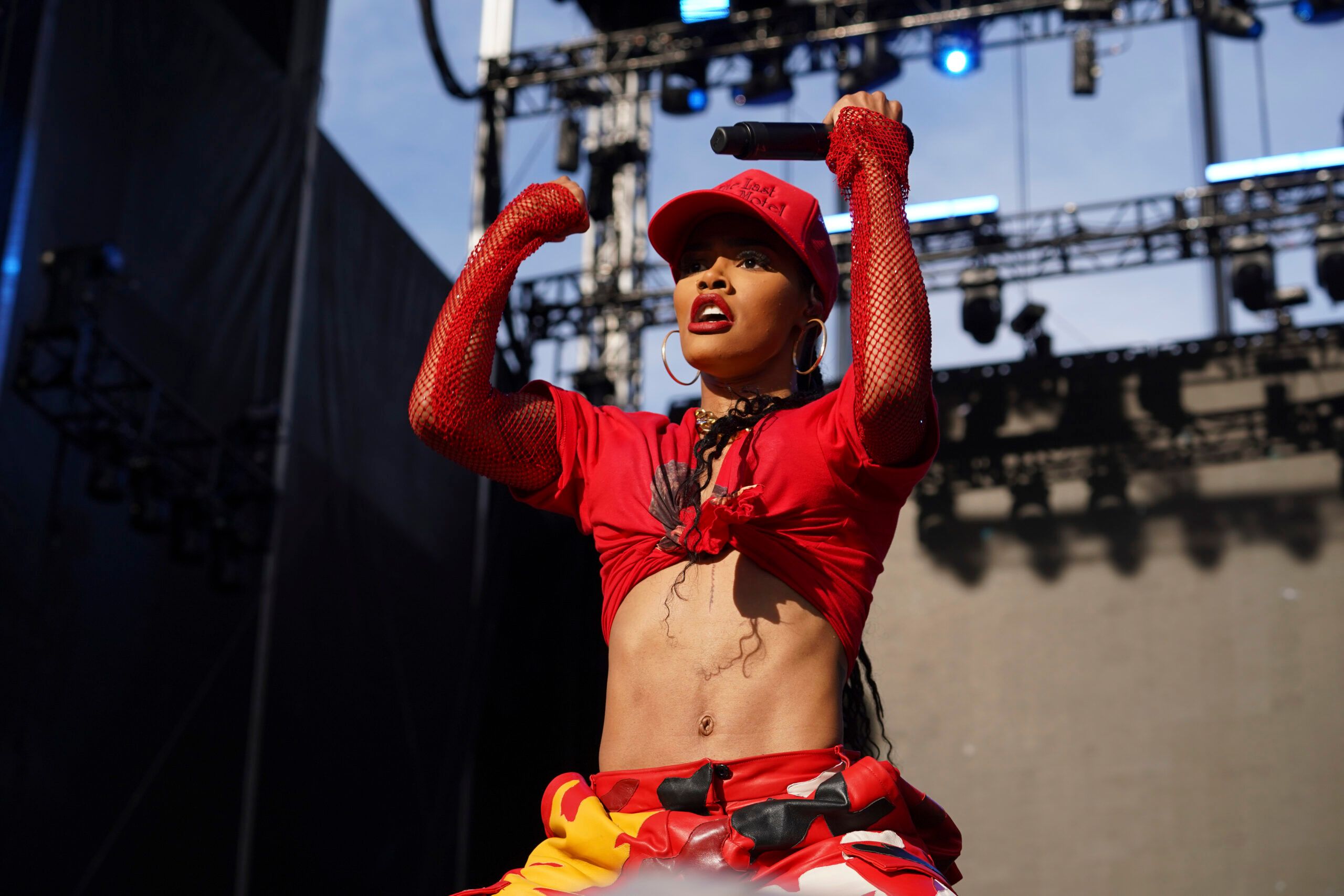 Teyana Taylor Expertly Plays Off A Pesky Wardrobe Malfunction During  Performance