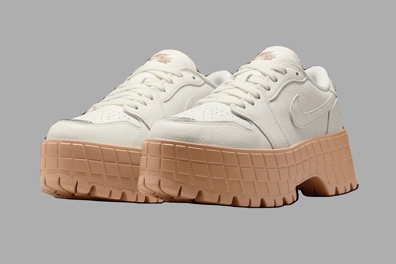 靴 NIKE AIR JORDAN 1 LOW BROOKLYN Sail Hemp This Air Jordan 1 Brooklyn Low Adds Major Height
